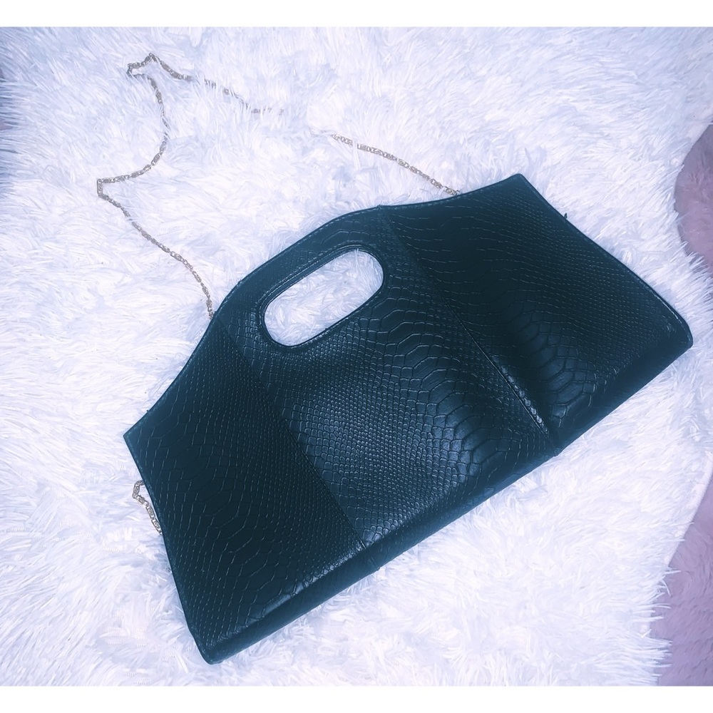 🆕✨Black Hand Purse w/ Gold Chain✨🆕